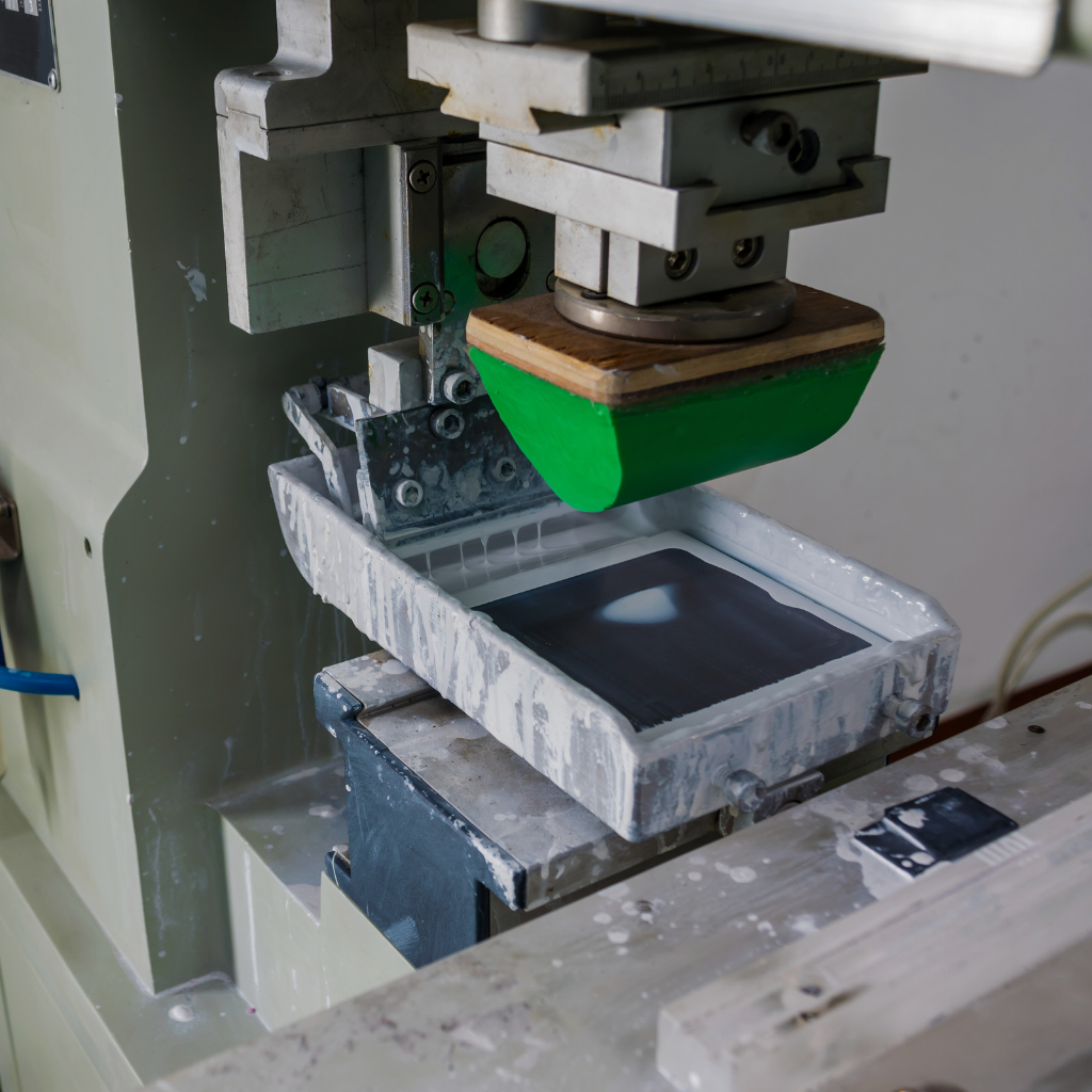 Tampotryck på plastdetaljer hos 7H Plast – märkning och profilering av formsprutade produkter.