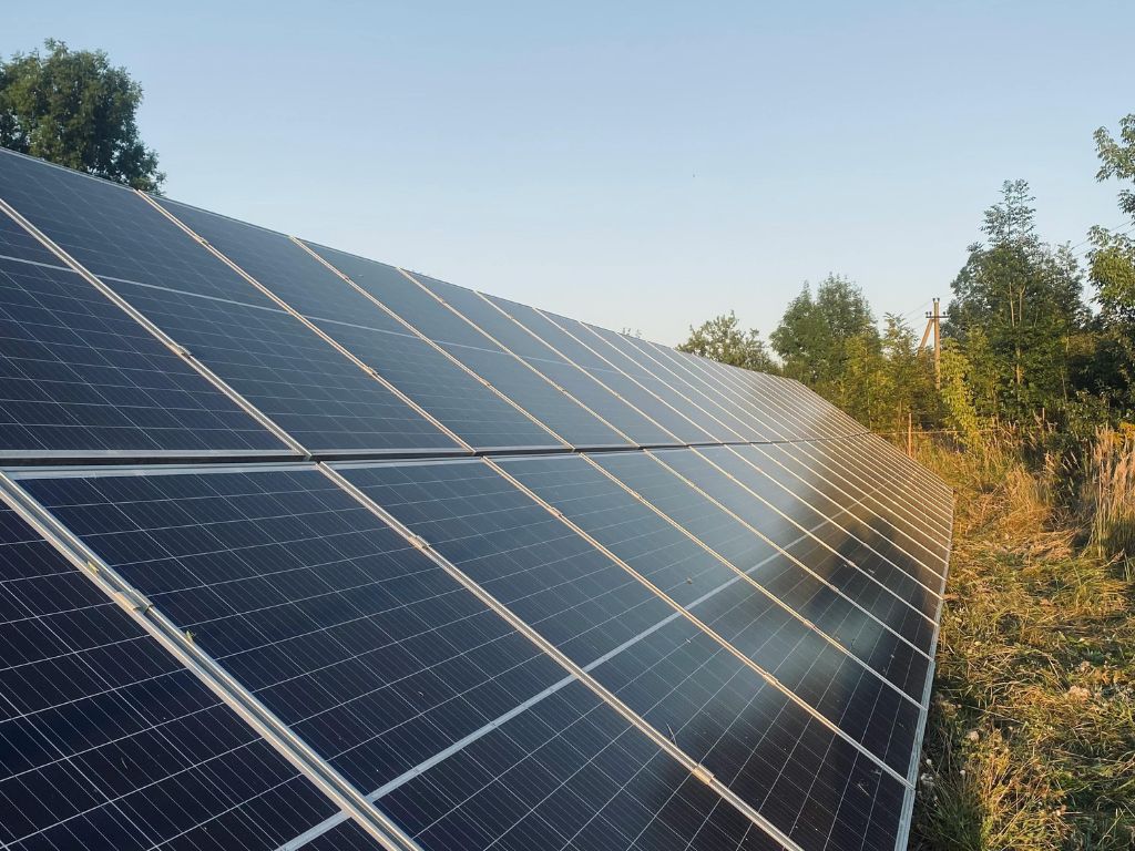 Hållbar plastproduktion med solceller – 7H Plast AB satsar på grön energi och minskat klimatavtryck.