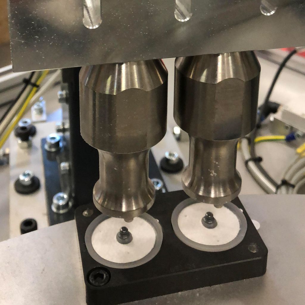 Ultraljudssvetsning av plastdetaljer hos 7H Plast – hållbar sammanfogning.