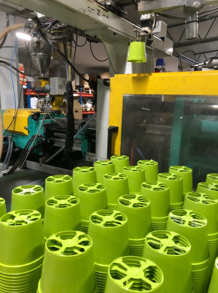 Formsprutning av tekniska plastdetaljer i modern maskinpark hos 7H Plast.