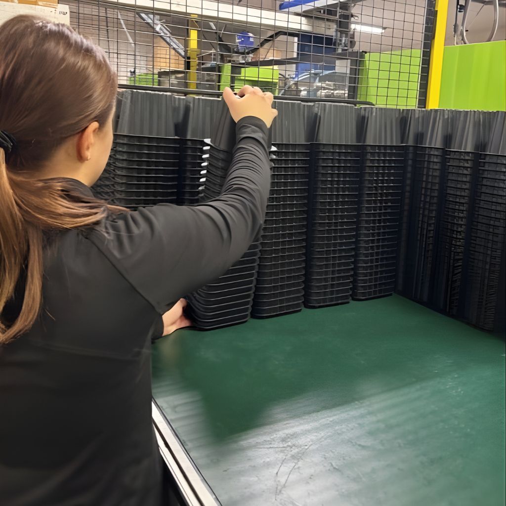 Kvalitetssäkring vid formsprutning – Maja på 7H Plast AB hanterar färdiga plastkomponenter.