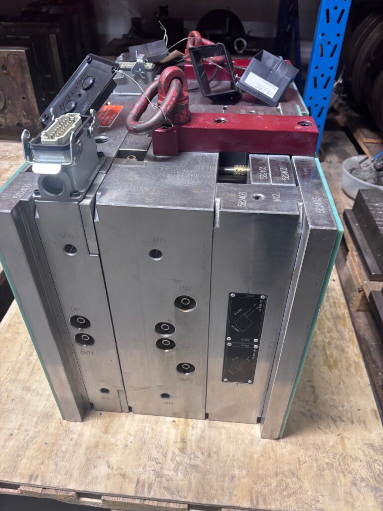 Skräddarsytt formverktyg för formsprutning av plastdetaljer hos 7H Plast AB.